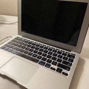 MacBook Air 11-inch Laptop 1.3 GHz Dual-Core i5 4GB Fully Functional Great Con